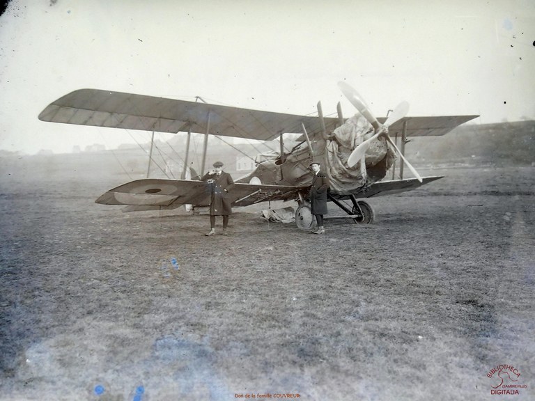 Arsimont : avion biplan sur les hauteurs d' Arsimont