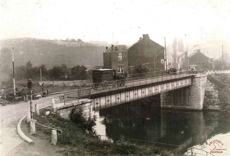 Auvelais : bas de la Rue Félix Protin côté du pont de la Sambre