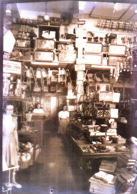 Auvelais : intérieur d'un magasin de la rue du centre