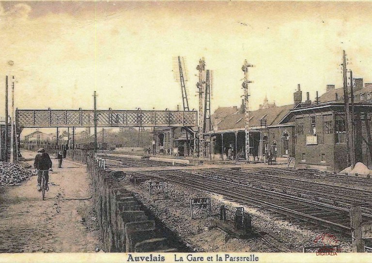 Auvelais : la gare et la passerelle