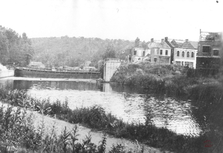 Auvelais : pont de la Sambre (avec bateau servant de pont provisoire)