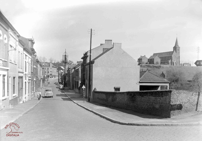 Auvelais : rue du Rominet et vue sur l'Eglise de la Sarthe