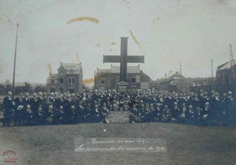 Les survivants du massacre de Tamines du 22 août 1914. Photographie datant du 25 mai 1919.