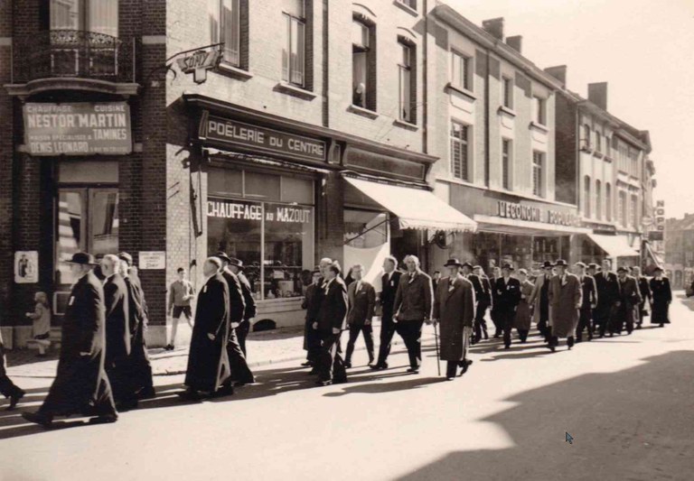 Tamines : rue de la Station  (procession ou enterrement ?)