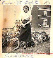 Falisolle rue Saint Roch , femme dans son jardin