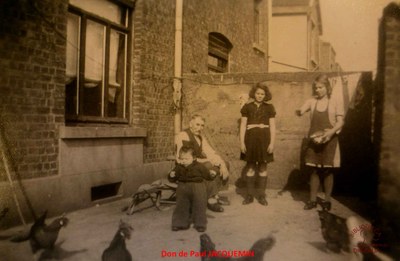 THIBAUT Andrée,  Anne-Marie et Berthe dans leur cour