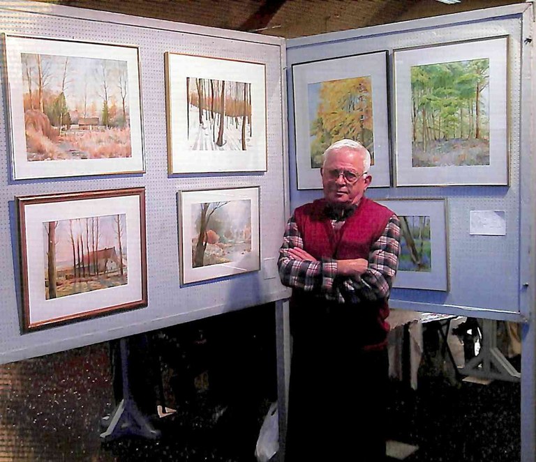 M. Nestor HENNUY devant une partie de ses œuvres lors d'une exposition à Tamines