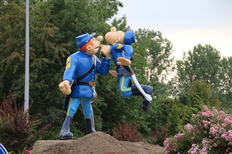 Inauguration d'une statue à l'effigie des Tuniques Bleues au rond-point de Tamines