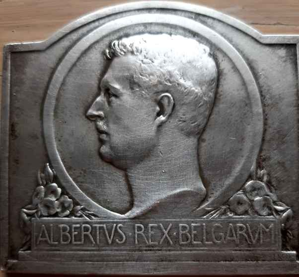 Auvelais : médaille reçue par M. MAIRY François pour l'obtention du premier prix du cours de violon