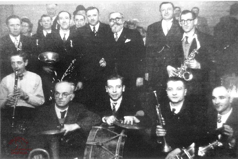 Moignelée : l'Harmonie avec au centre M. Auguste MEILLEUR