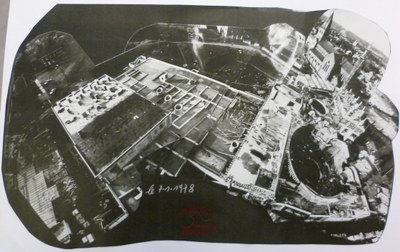 Vue aérienne de la construction du théâtre et de l'administration communale à Auvelais