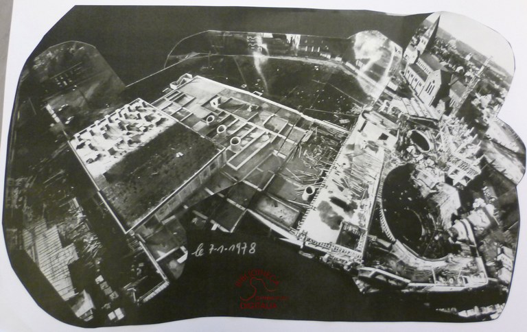 Vue aérienne de la construction du théâtre et de l'administration communale à Auvelais
