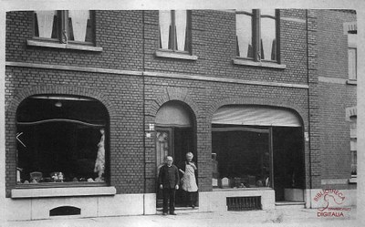 Tamines : les DUPONT devant leur magasin rue du Roi Albert