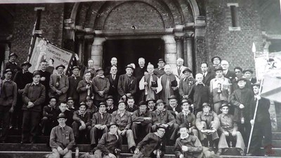 Tamines : groupes de mineurs à la sortie de l'Eglise des Alloux