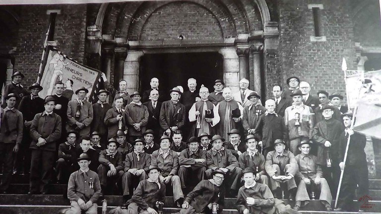 Tamines : groupes de mineurs à la sortie de l'Eglise des Alloux