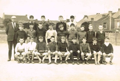 Auvelais : école Saint Jospeh 6ème primaire 1967. Photo issue de la collection de M. Thierry SMETS