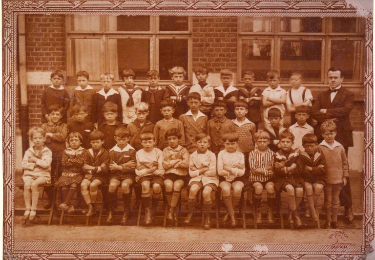 Photo de classe. Localisation inconnue