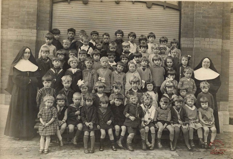 Photo de classe. Localisation inconnue