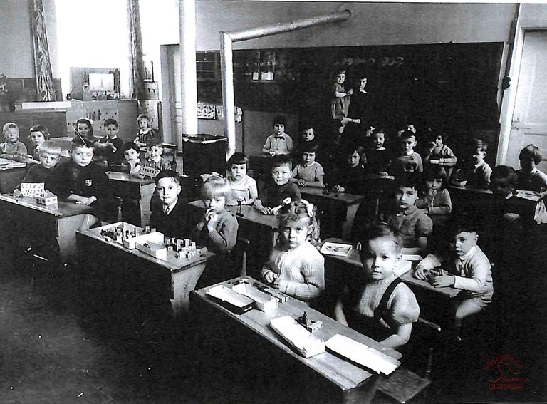 Arsimont : intérieur d'une classe