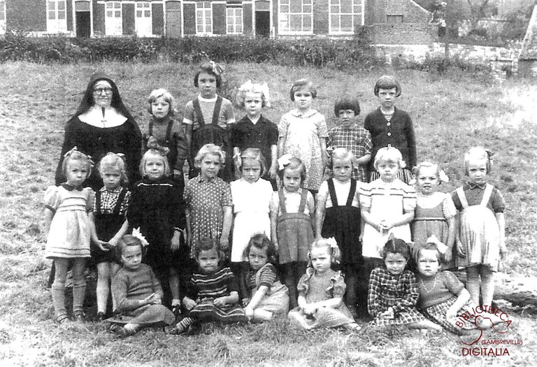 Arsimont : école des sœurs. Classe gardienne de Sœur Saint-Gustave