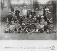 Arsimont : école des sœurs classe gardienne de sœur Thérésa 1926-1927