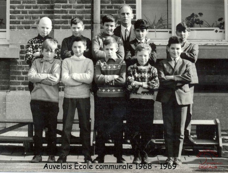 Auvelais : école communale du centre. 4ème année. Classe de M. DUPONT Albert