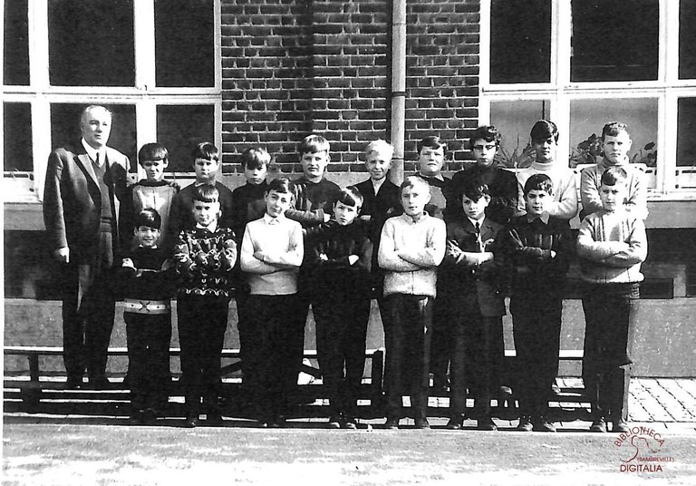 Auvelais : école communale du centre. Classe de M. CHARRUE