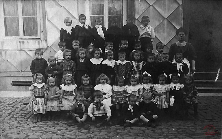 Auvelais : école des sœurs de la Providence de la rue du Pont-à-Biesmes