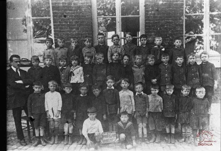 Auvelais : école du centre