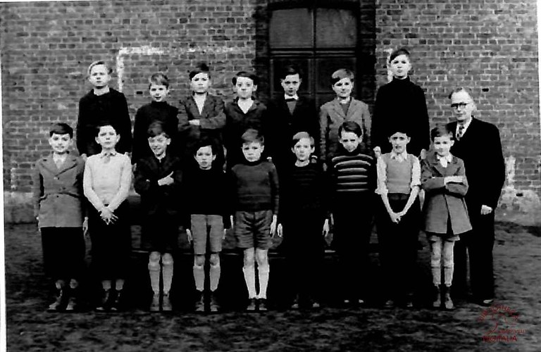 Auvelais : école Saint Joseph. Classe de M. CREVECOEUR