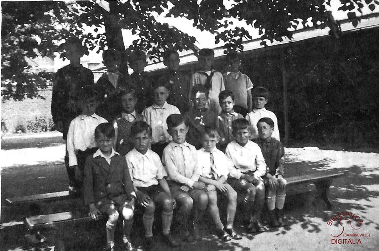 Auvelais : l'école Saint Joseph vers 1910 ?