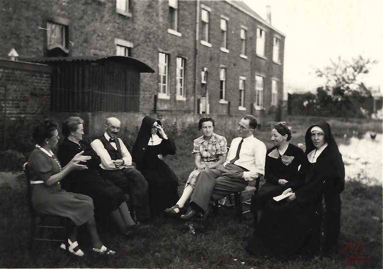 Auvelais : école Saint François (rue Pont-à-Biesmes). Avec sœur Marie-Bernard