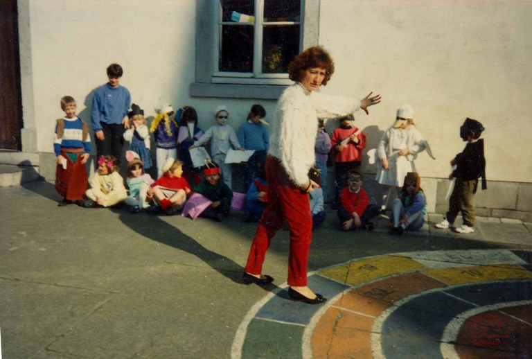 Auvelais : école Saint François (rue Pont-à-Biesmes). Elèves déguisés dans la cour