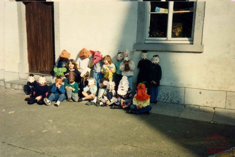 Auvelais : école Saint François (rue Pont-à-Biesmes). Elèves déguisés dans la cour