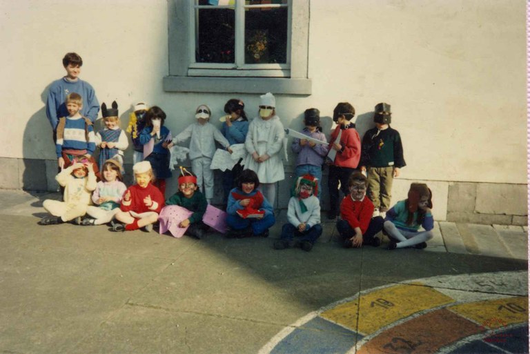 Auvelais : école Saint François (rue Pont-à-Biesmes). Elèves déguisés dans la cour