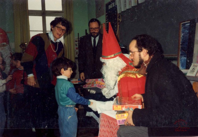 Auvelais : école Saint François (rue Pont-à-Biesmes). Mme DEFOEUX et Saint Nicolas