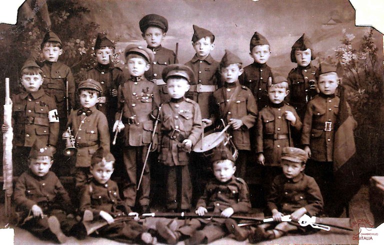 Auvelais :  photo de classe : enfants costumés en petits militaires