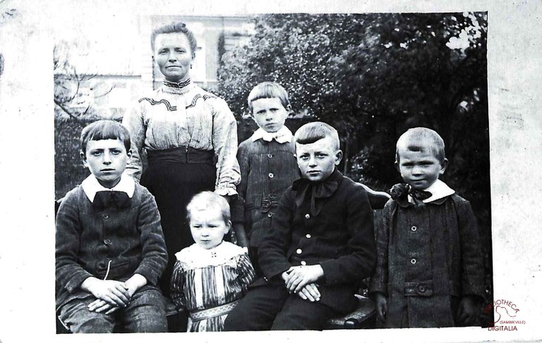 Groupe d'élèves et  une institutrice