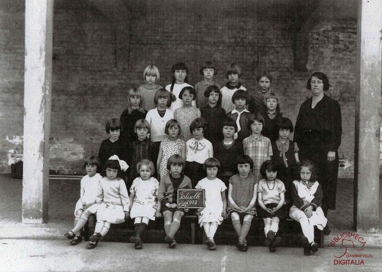 Falisolle : l'école communale, classe de Mme DELVAUX, en 1933