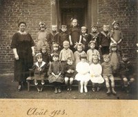 Falisolle : photo de la classe de Mme DELVAUX, août 1923