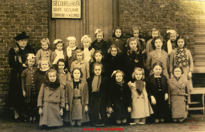 Keumiée photo de classe. Secours d'hiver, souper scolaire. Commune de Keumiée