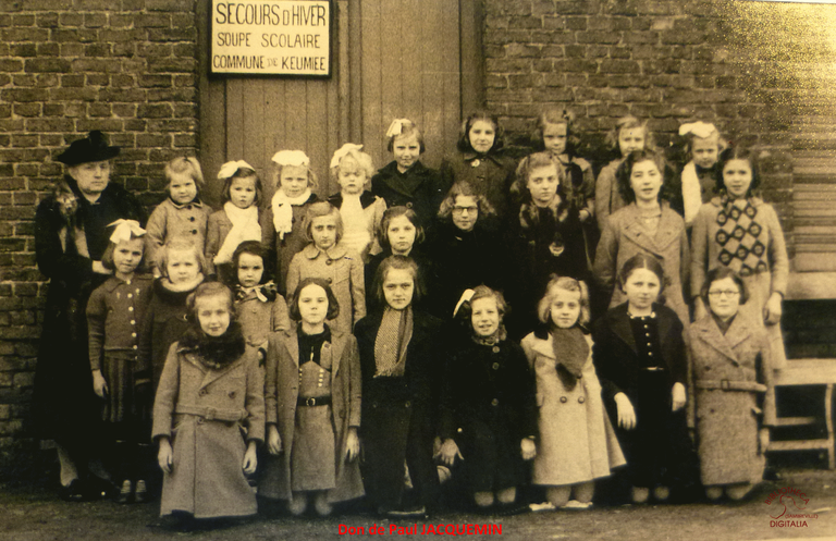 Keumiée photo de classe. Secours d'hiver, souper scolaire. Commune de Keumiée