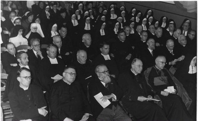 Tamines : les Alloux. Assemblée de religieux