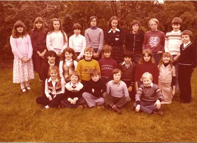 Velaine-sur-Sambre : école communale. 5ème année. Classe de Mme Marie-Aline