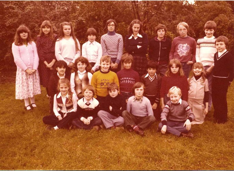 Velaine-sur-Sambre : école communale. 5ème année. Classe de Mme Marie-Aline