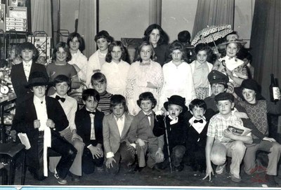 Velaine-sur-Sambre : école communale. 5ème primaire, thème "Charlot"