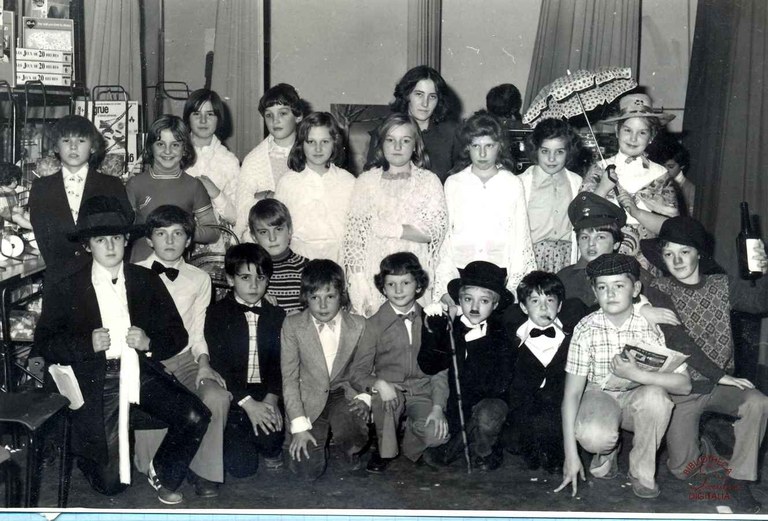 Velaine-sur-Sambre : école communale. 5ème primaire, thème "Charlot"
