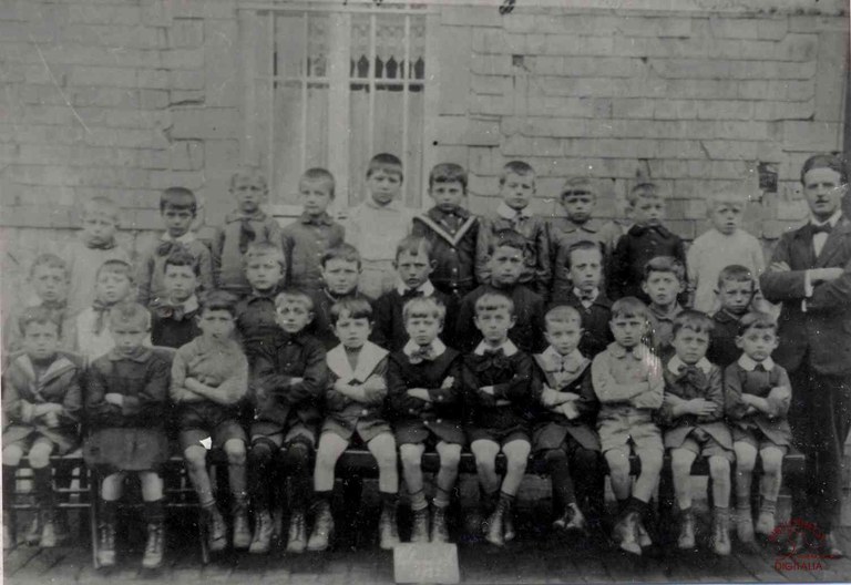 Velaine-sur-Sambre : école communale