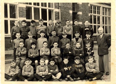 Velaine-sur-Sambre : école communale. Classe de M. PAQUET Joseph