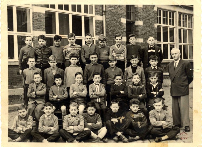 Velaine-sur-Sambre : école communale. Classe de M. PAQUET Joseph